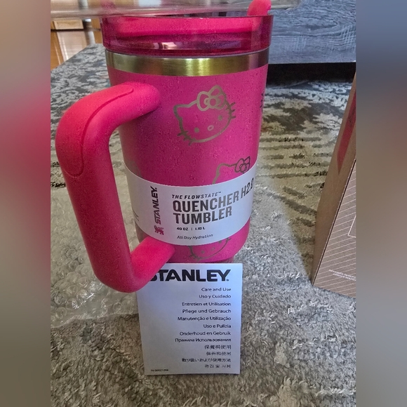 EXCLUSIVE MUST-HAVE Stanley x Hello Kitty 40 oz Quencher H2.0 Tumbler - Picture 11 of 12